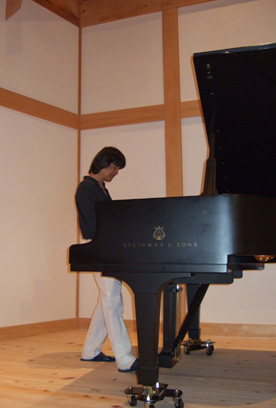 1419_masuo_onpiano20.jpg (33447 バイト)