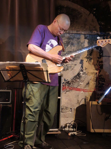 Vagabond Suzuki (bass) (Photo by M.Yamada) 